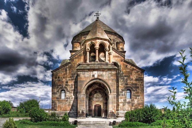 Echmiadzin (Hripsime, Gayane, Mother Cathedral) and Zvartnots Temple - What the guide adds to the route