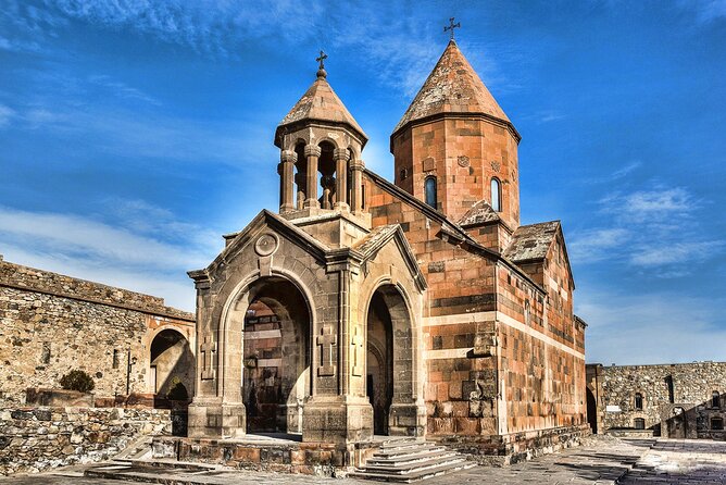 Guided tour: Khor Virap, Noravank Monastery, Areni, Jermuk - Noravank among the red cliffs