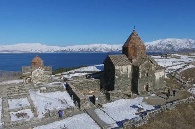 Transfer from Yerevan to Tbilisi with 2 sightseeing stops - The border crossing is easy, but not invisible