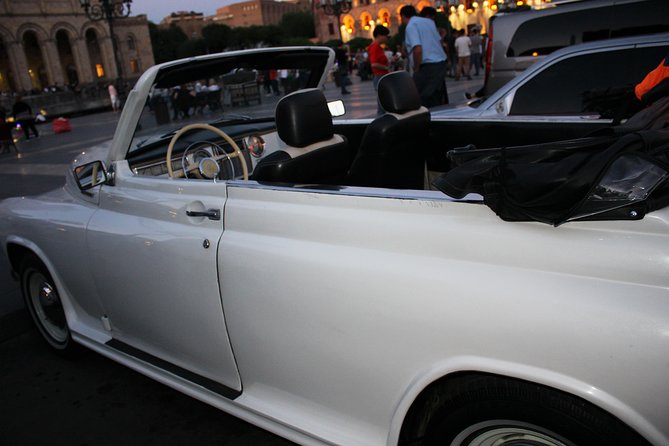 Yerevan city tour with drinks in a classic car with photography - Vernissage Market and the value of a private route